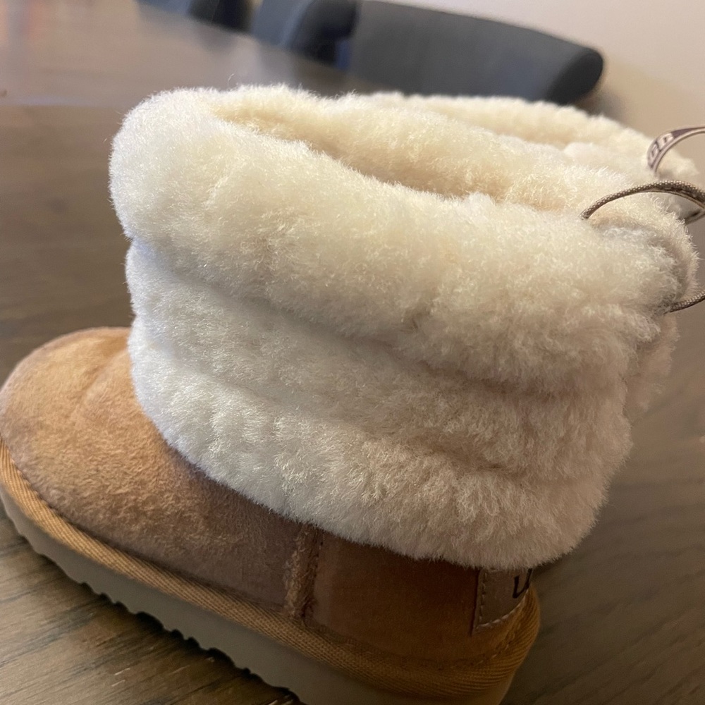 Ugg girl size 8 youth mini fluff